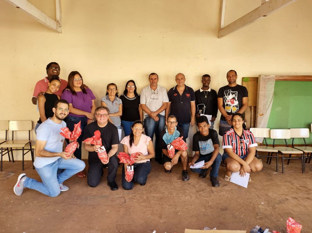 Famílias atendidas pelo Oratório Dom Bosco ganham cestas básicas e ovos de chocolate