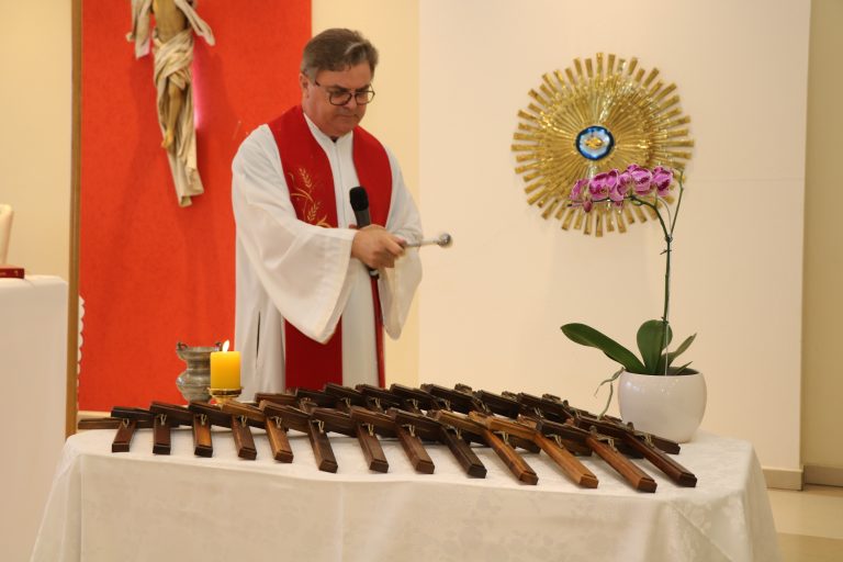 Colaboradores testemunham benção dos crucifixos em dia de Formação no UniSALESIANO