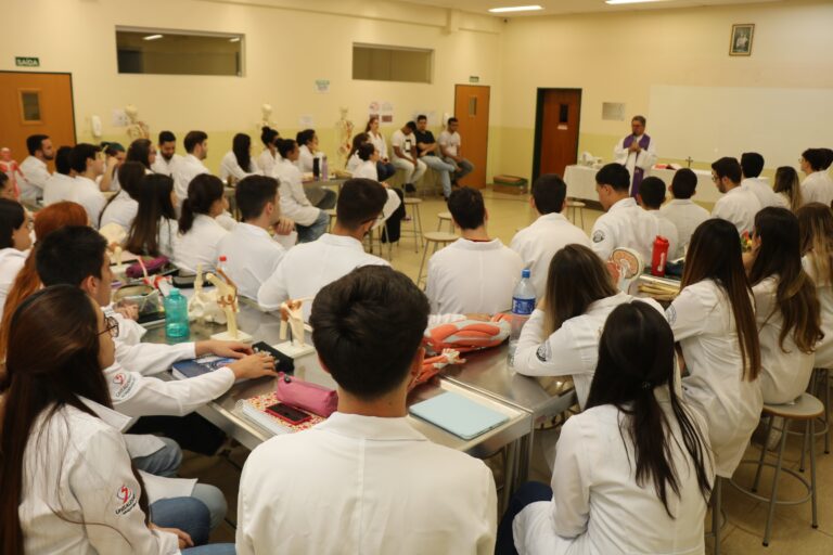 Acadêmicos do Curso de Medicina participam da Missa do Cadáver em Laboratório de Anatomia