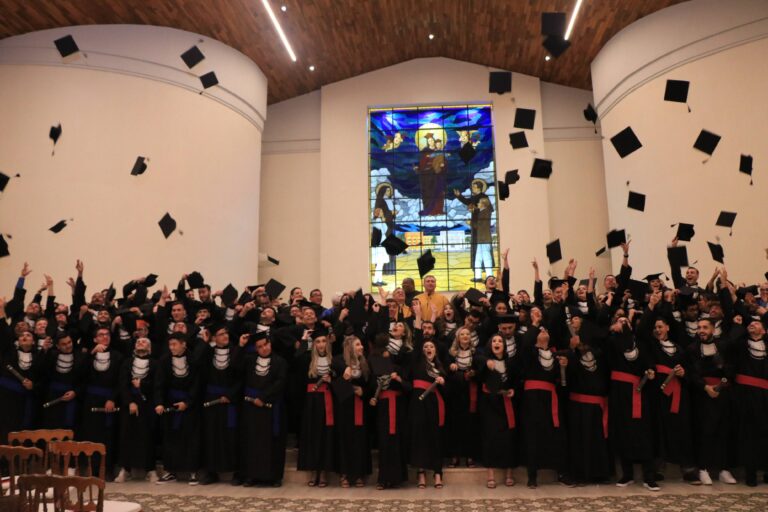 Acadêmicos de oito cursos do UniSALESIANO celebram o diploma em noite de formatura