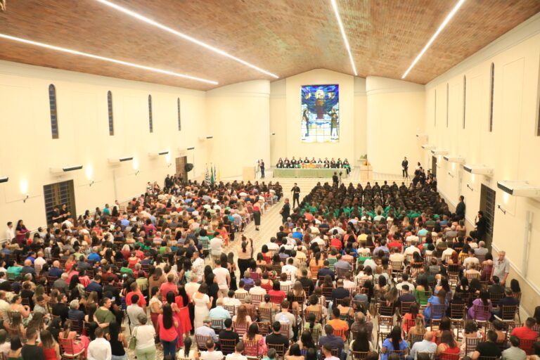 UniSALESIANO celebra conquistas de formandos de sete cursos da área da saúde