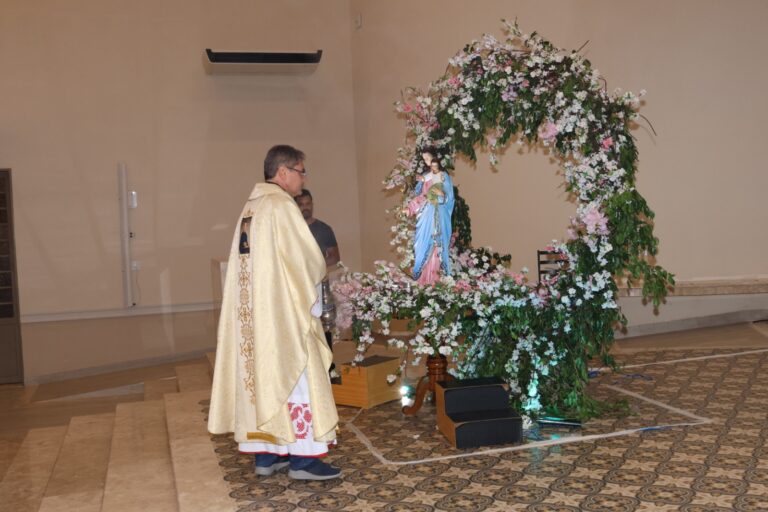 Nossa Senhora Auxiliadora é homenageada em mês mariano no UniSALESIANO