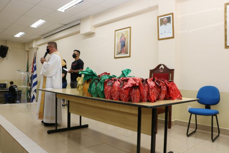 Celebração e entrega dos Ovos de Páscoa UniSALESIANO Pastoral  