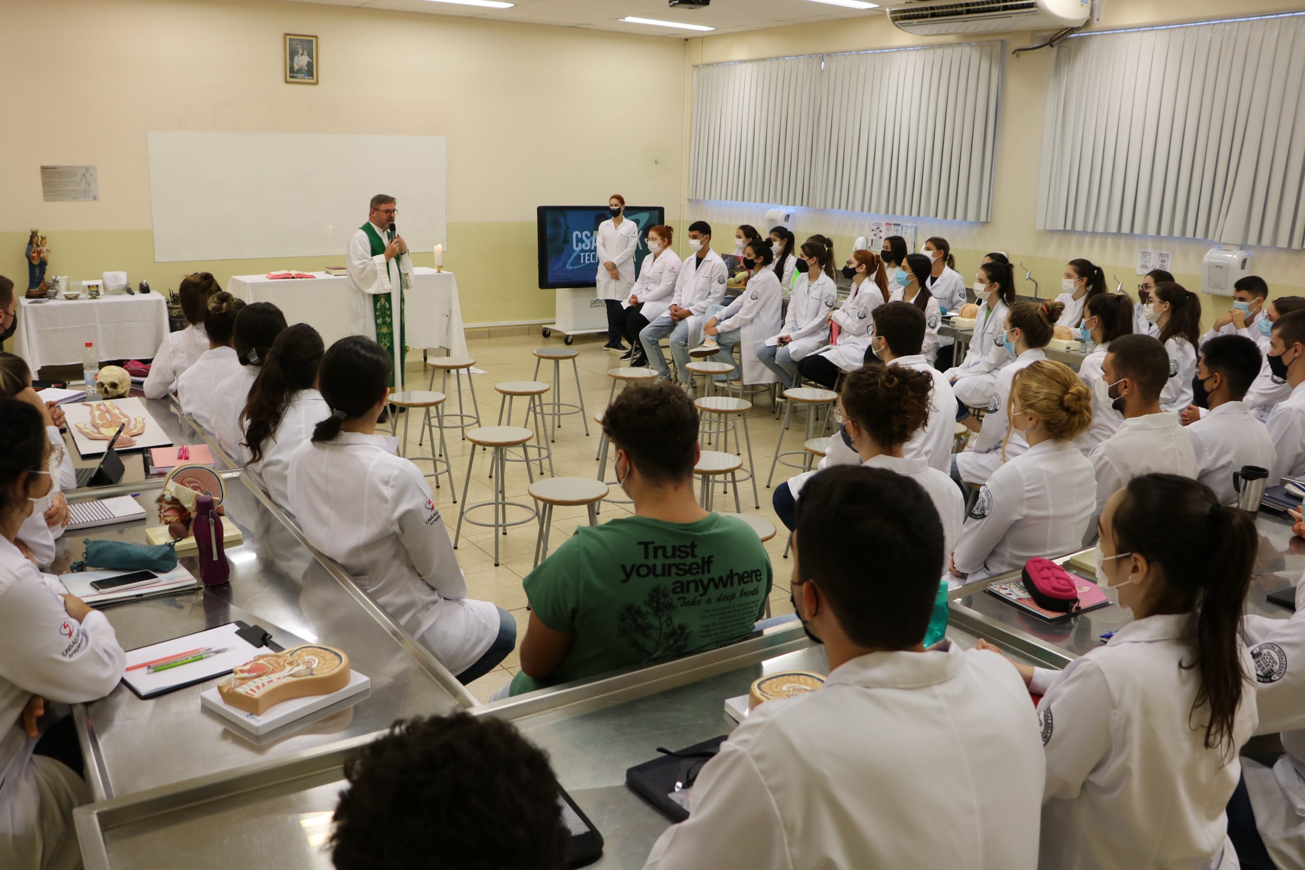 Acadêmicos do Curso de Medicina do UniSALESIANO participam da Missa do Cadáver