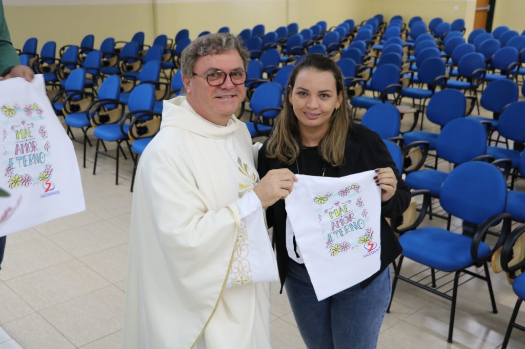 Colaboradoras do UniSALESIANO ganham homenagens em alusão ao Dia das Mães