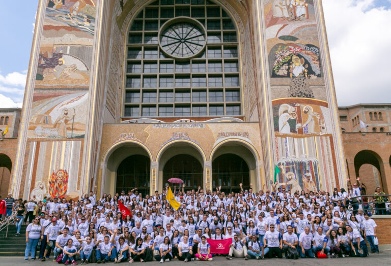 Romaria Universitária a Aparecida une acadêmicos e colaboradores em comunhão com a fé