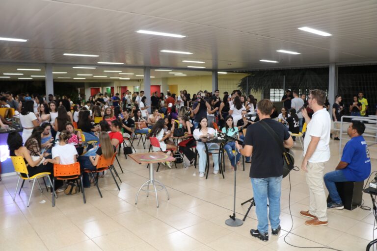 Acadêmicos do UniSALESIANO são recepcionados com apresentação no “Intervalo Cultural”