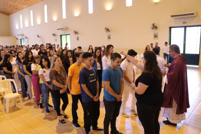 Pastoral Universitária celebra “Imposição das Cinzas” com universitários da manhã e da noite