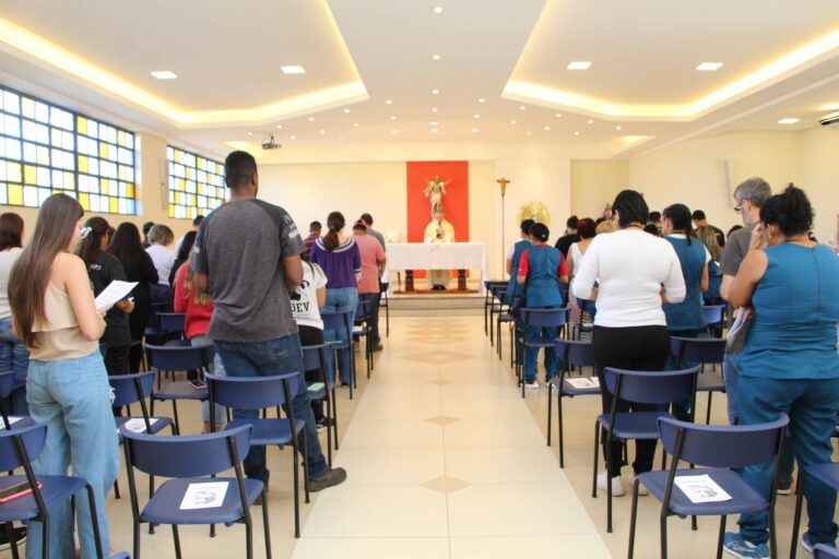 Colaboradores do UniSALESIANO se reúnem para celebrar Dom Bosco