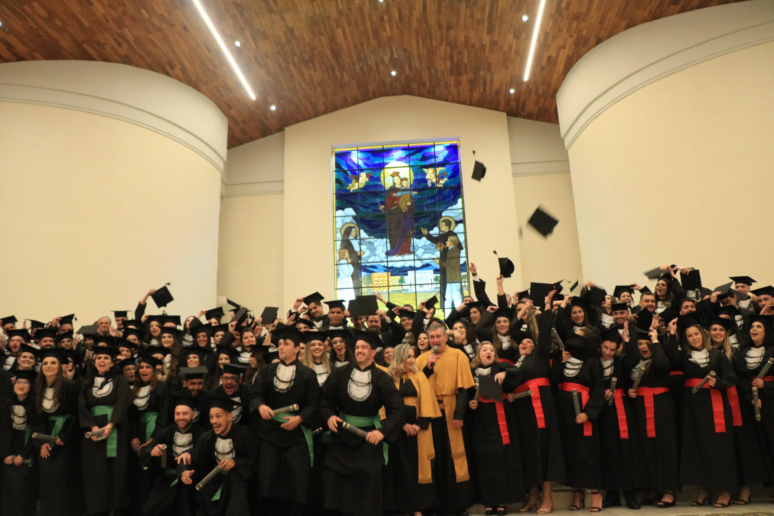 Formandos de Direito e Medicina Veterinária do UniSALESIANO brilham em noite de formatura