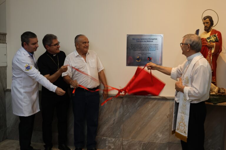 UniSALESIANO e Santa Casa celebram o Dia dos Médicos e inauguram imagem de São Lucas