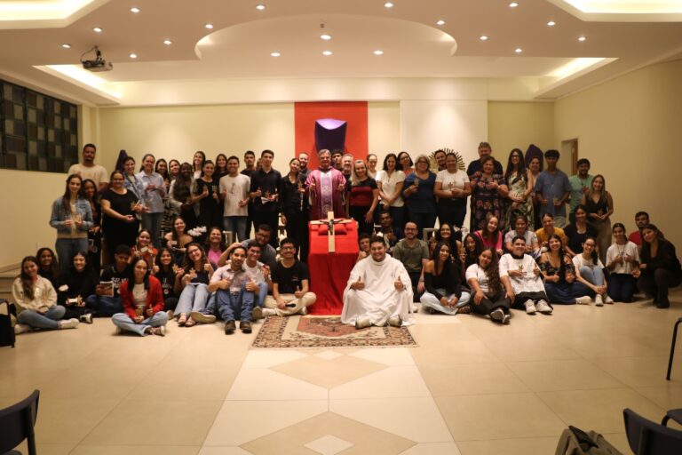 UniSALESIANO realiza 6ª Vigília da Misericórdia com forte adesão da comunidade acadêmica