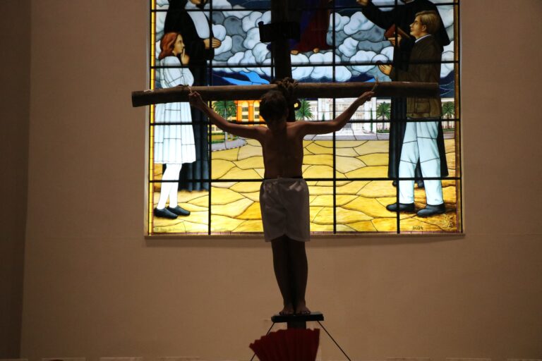Alunos do Colégio Salesiano encantam com encenação da Paixão e Ressurreição de Cristo