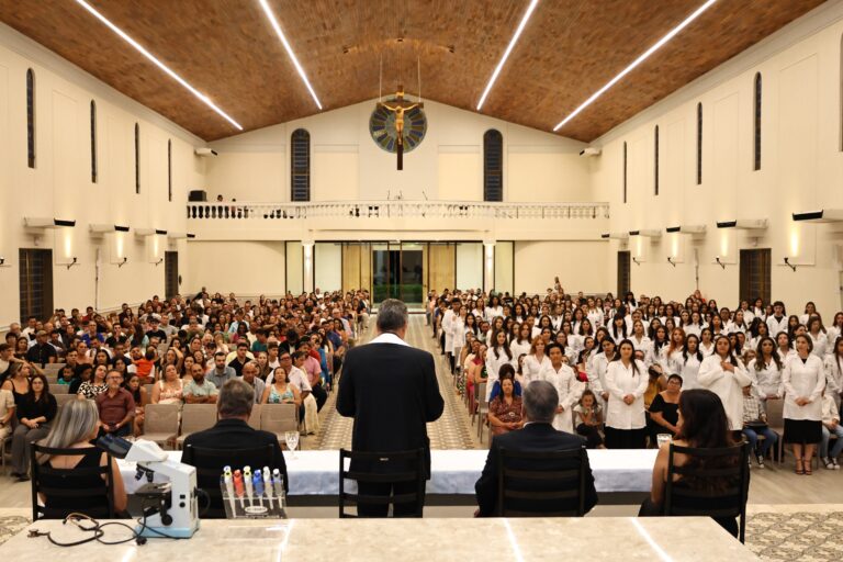 UniSALESIANO realiza primeira cerimônia de entrega do jaleco para acadêmicos de Biomedicina