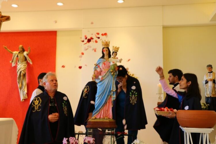 Colaboradores do UniSALESIANO encerram mês mariano com missa e queima de pedidos