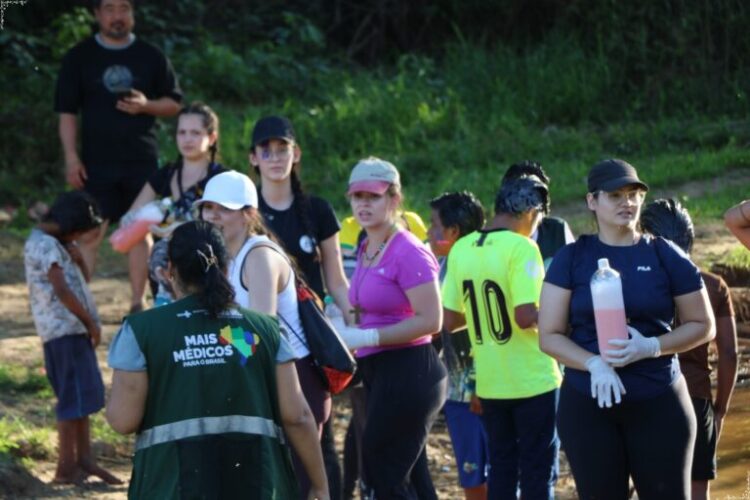 Acadêmicos do UniSALESIANO participam de ação antiparasitária com comunidade indígena