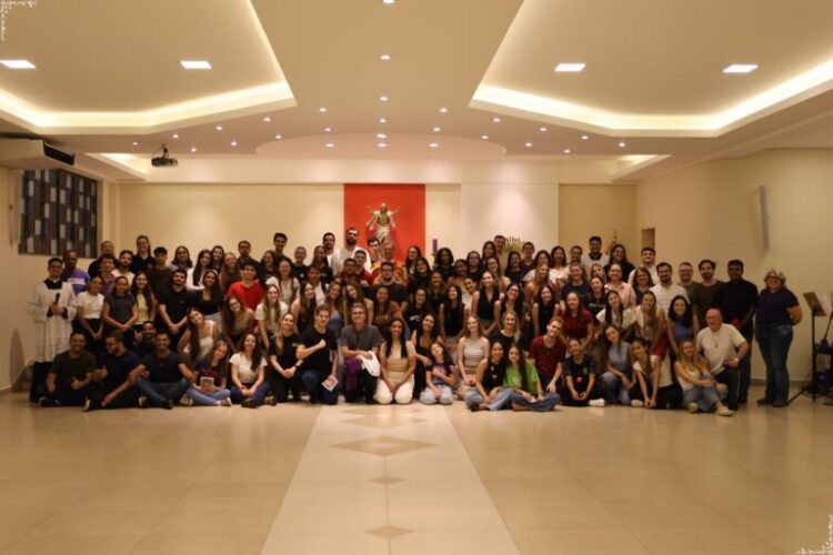 7ª edição “Vigília da Misericórdia” reúne jovens em noite intensa de fé, reflexão e espiritualidade