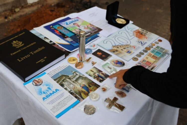 Cápsula do tempo reúne símbolos históricos, religiosos e acadêmicos para as próximas gerações