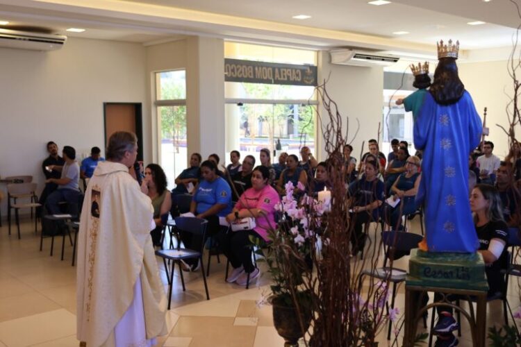 Com missa, queima de pedidos e homenagem, UniSALESIANO encerra Mês Mariano