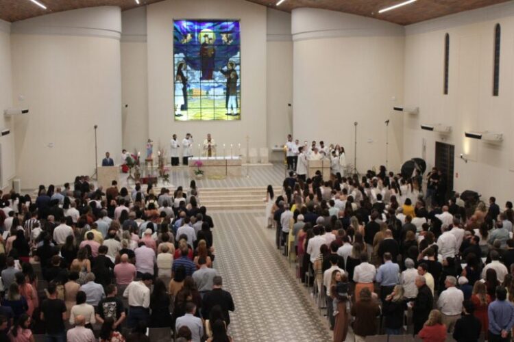 Com fé e gratidão, UniSALESIANO celebra conclusão da 5ª turma de Medicina em Missa de Formatura